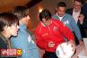 Gigi Galli autografa il casco di Danilo Colombini alla cena del Panathlon Club Sondrio (17/02/2005)