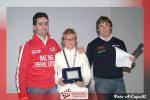 Thomas Bardea e Danilo Colombini premiano Laura Gianesini quale vincitrice della classe A7 tra i navigatori nel Lombardia Cup.