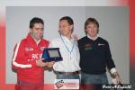 Thomas Bardea e Danilo Colombini premiano Sergio Marconato quale vincitore della classe N2 tra i navigatori nel Lombardia Cup.