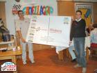 Thomas Bardea consegna a Marco Muraro un simpatico poster di presa in giro della scuderia "avversaria" Riders Team.