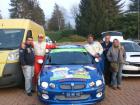Foto di gruppo con il team della vettura.